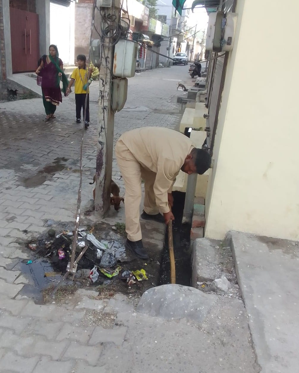 सब्जी मंडी रोड पर सफाई करती महिला कर्मचारी। संवाद सब्जी मंडी रोड पर सफाई करती महिला कर्मचारी। संवाद