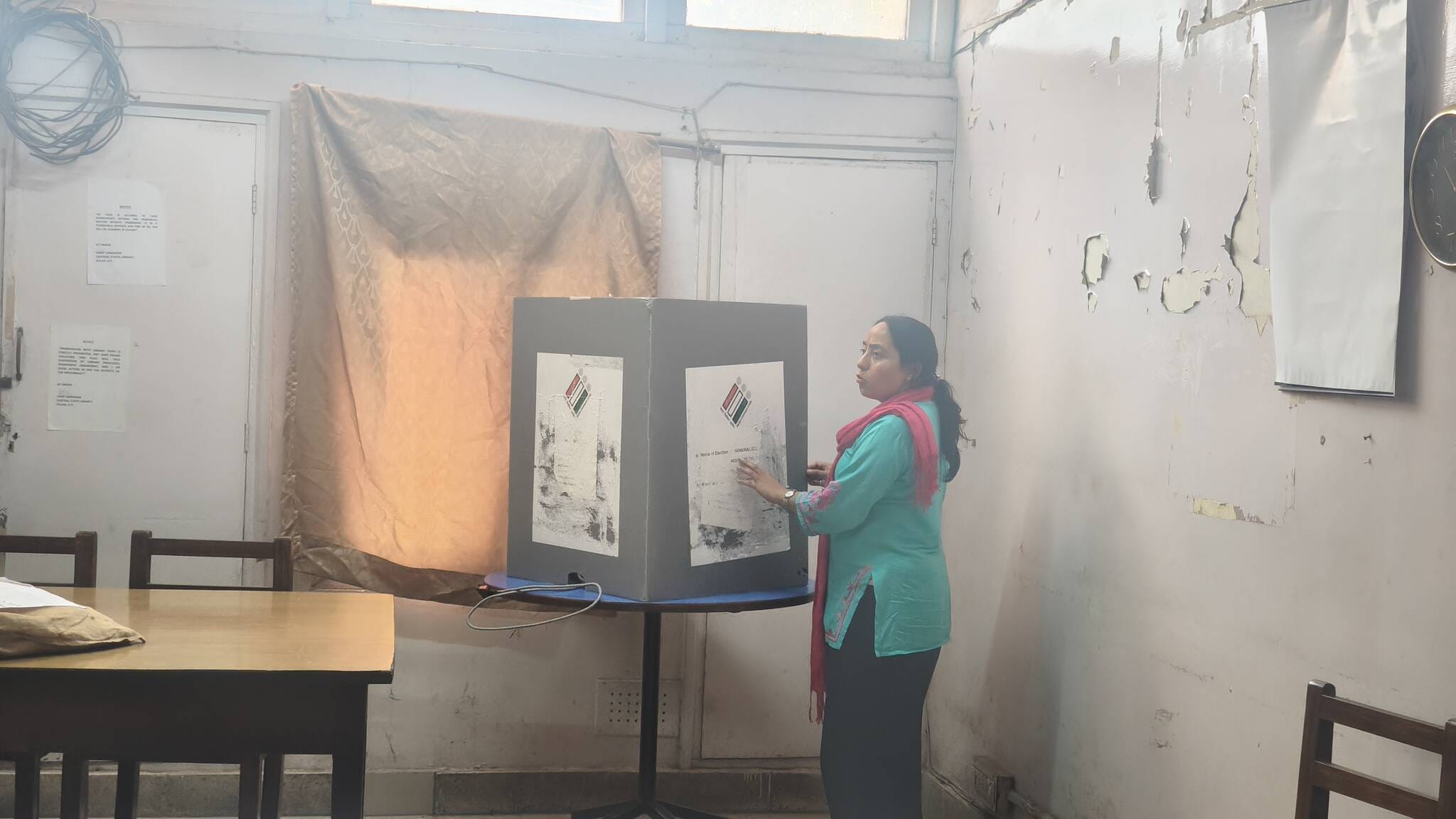 सोलन नगर निगम चुनाव को लेकर शहर के ठोडो मैदान में शनिवार को पोलिंग पार्टी पोलिंग बूथ के लिए रव सोलन नगर निगम चुनाव को लेकर शहर के ठोडो मैदान में शनिवार को पोलिंग पार्टी पोलिंग बूथ के लिए रव