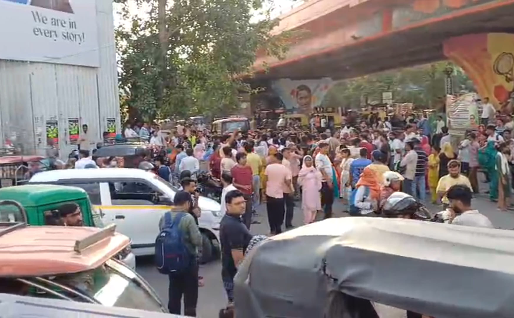 समाधान दिवस में शरीर पर केरोसिन उडेल कर आत्मादाह का प्रयास करने वाली महिला अपने परिजनों के साथ।