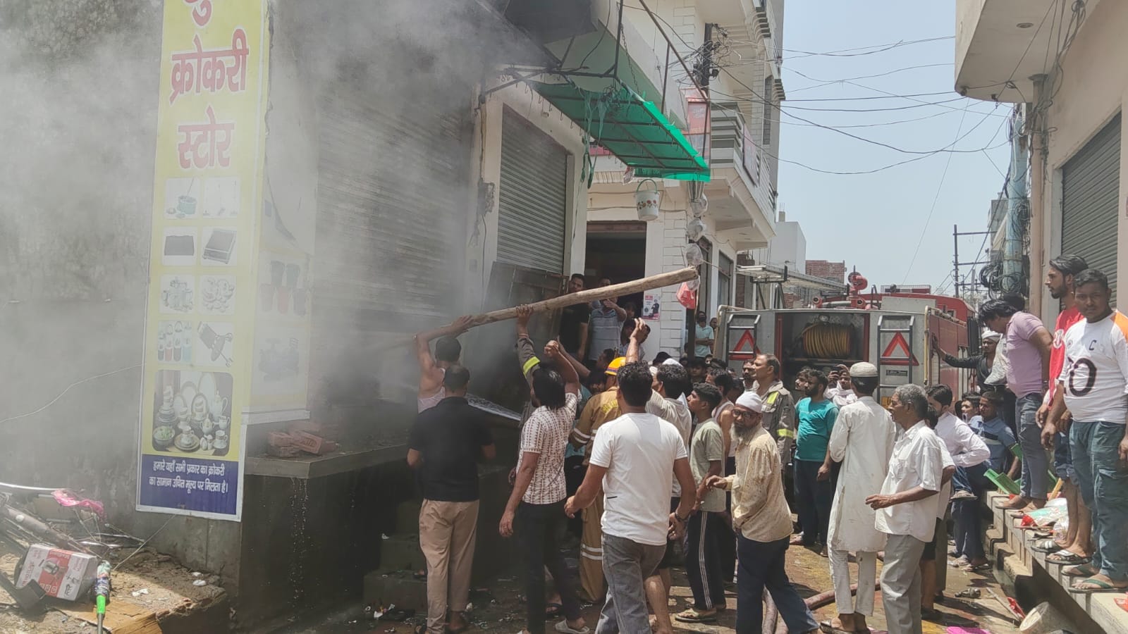 सरधना। नगर के बेलदारान मोहल्ला बाजार में रविवार को एक बर्तनों की दुकान में अचानक लगी भीषण आग। सरधना। नगर के बेलदारान मोहल्ला बाजार में रविवार को एक बर्तनों की दुकान में अचानक लगी भीषण आग।