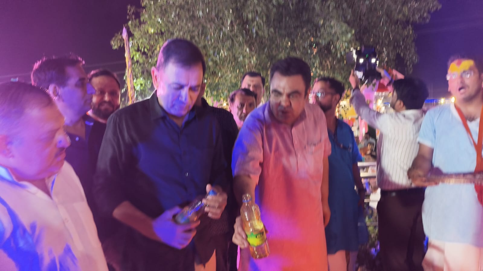 शनि महोत्सव में नौ कुंडीय हवन में आहुति डालते श्रद्धालु। स्रोत : समिति शनि महोत्सव में नौ कुंडीय हवन में आहुति डालते श्रद्धालु। स्रोत : समिति
