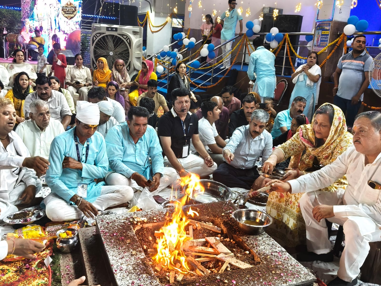 शनि महोत्सव में नौ कुंडीय हवन में आहुति डालते श्रद्धालु। स्रोत : समिति शनि महोत्सव में नौ कुंडीय हवन में आहुति डालते श्रद्धालु। स्रोत : समिति