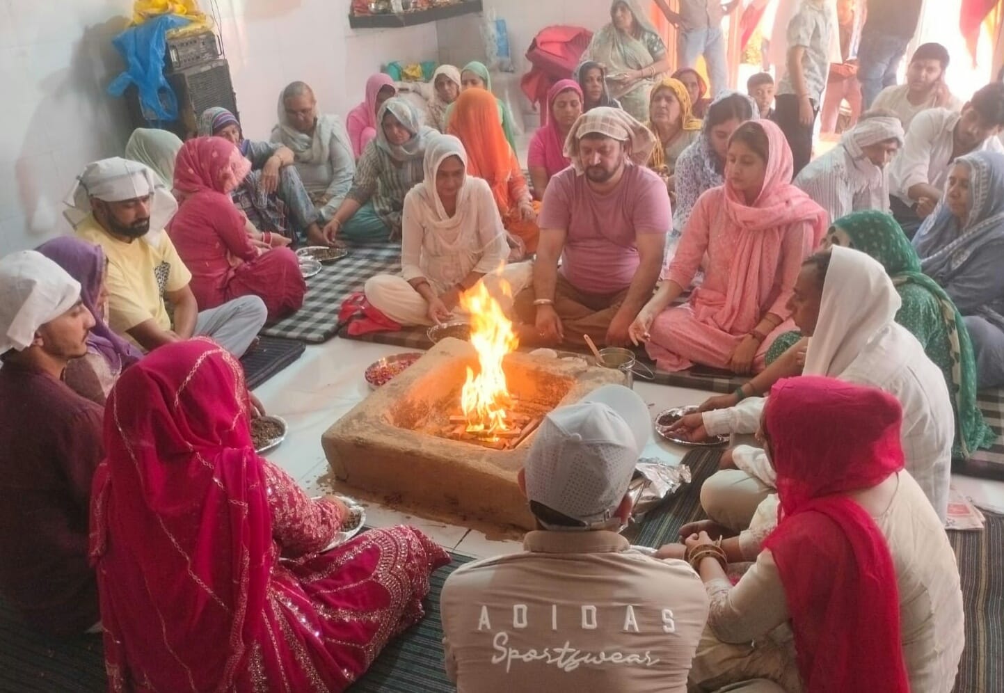शनि मंदिर में हवन में आहुति डालते श्रद्धालु। संवाद