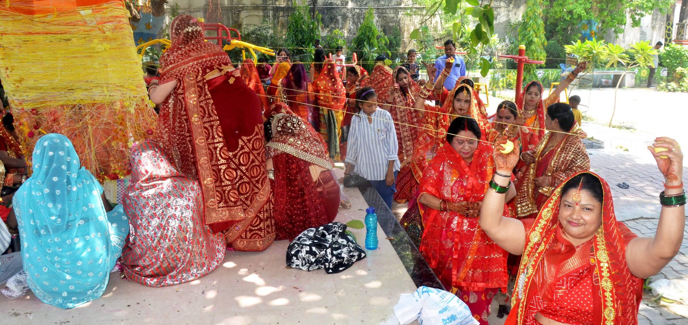 टाउनहॉल स्थित बाबा विश्वनाथ मंदिर में वट की पूजा करतीं महिलाएं। संवाद टाउनहॉल स्थित बाबा विश्वनाथ मंदिर में वट की पूजा करतीं महिलाएं। संवाद