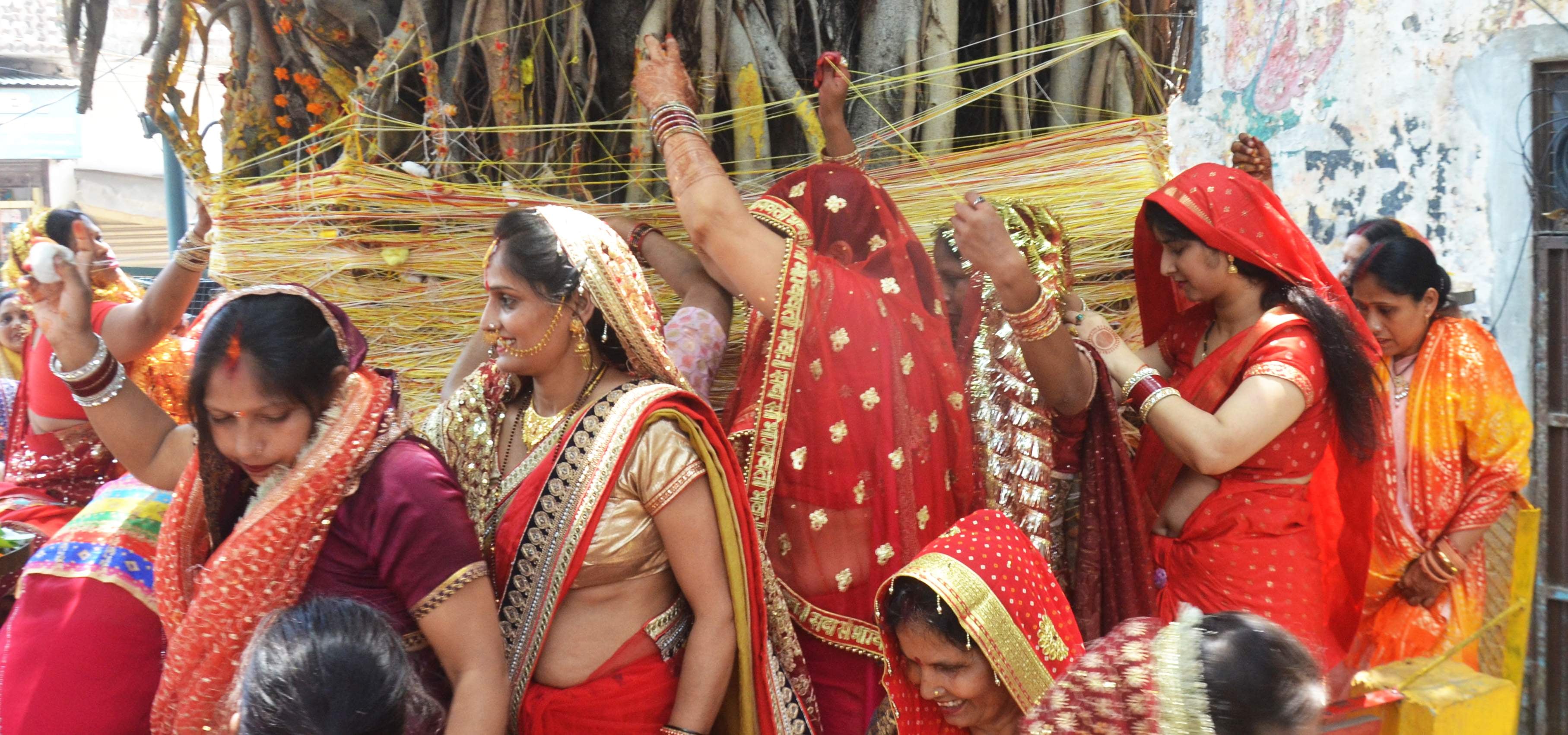 टाउनहॉल स्थित बाबा विश्वनाथ मंदिर में वट की पूजा करतीं महिलाएं। संवाद टाउनहॉल स्थित बाबा विश्वनाथ मंदिर में वट की पूजा करतीं महिलाएं। संवाद
