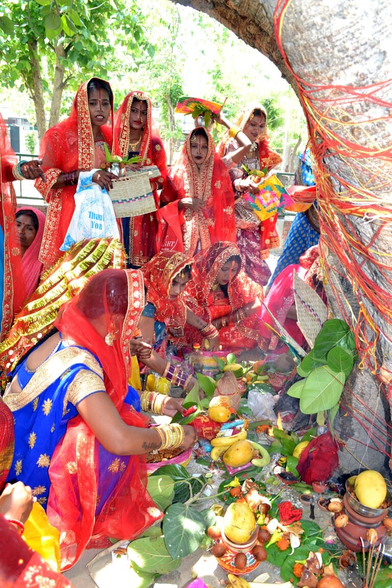 वट सावित्री व्रत रखकर सुहागिनों ने की अखंड सौभाग्य की कामना