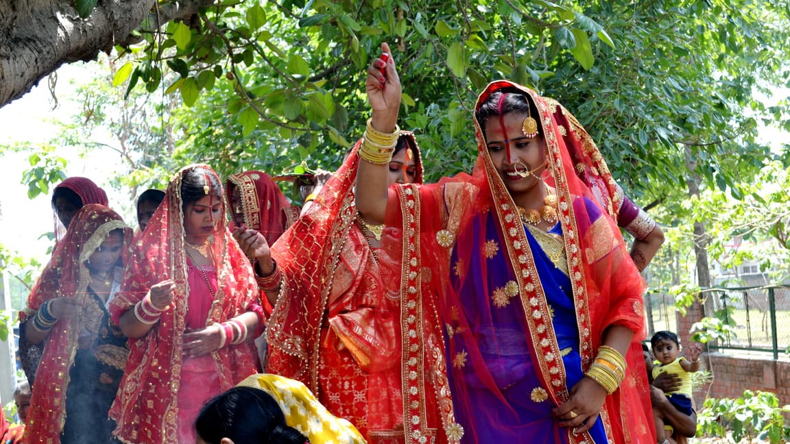 वट सावित्री व्रत रखकर सुहागिनों ने की अखंड सौभाग्य की कामना