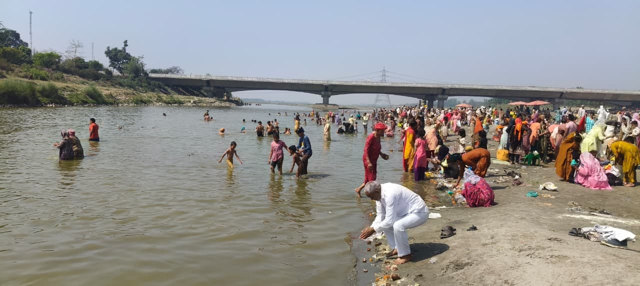 यमुना नदी में स्नान करने पहुंचे श्रद्धालु। संवाद यमुना नदी में स्नान करने पहुंचे श्रद्धालु। संवाद