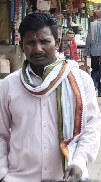 17 सीकेटीपी-46-रामघाट क्षेत्र में रास्ते पर खड़ी गाड़ियां। संवाद