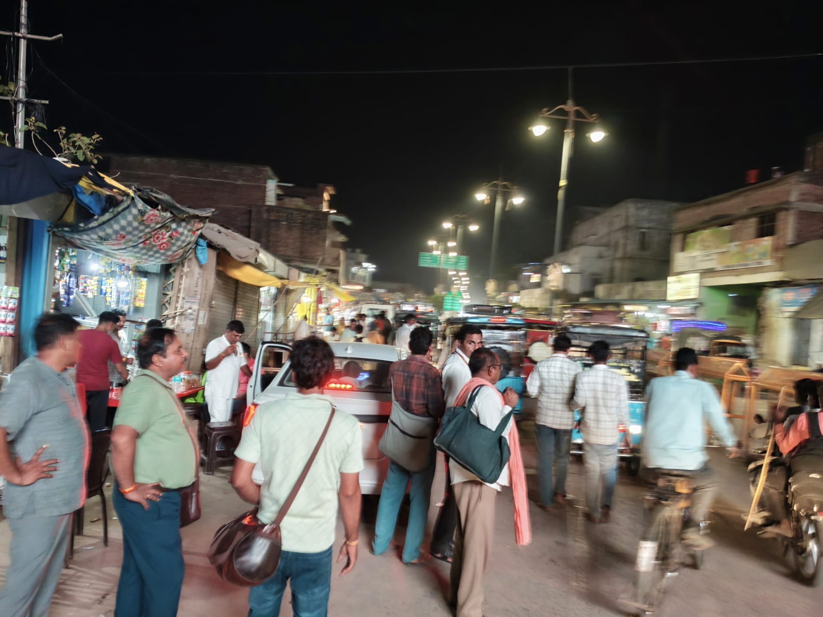 17 सीकेटीपी-46-रामघाट क्षेत्र में रास्ते पर खड़ी गाड़ियां। संवाद