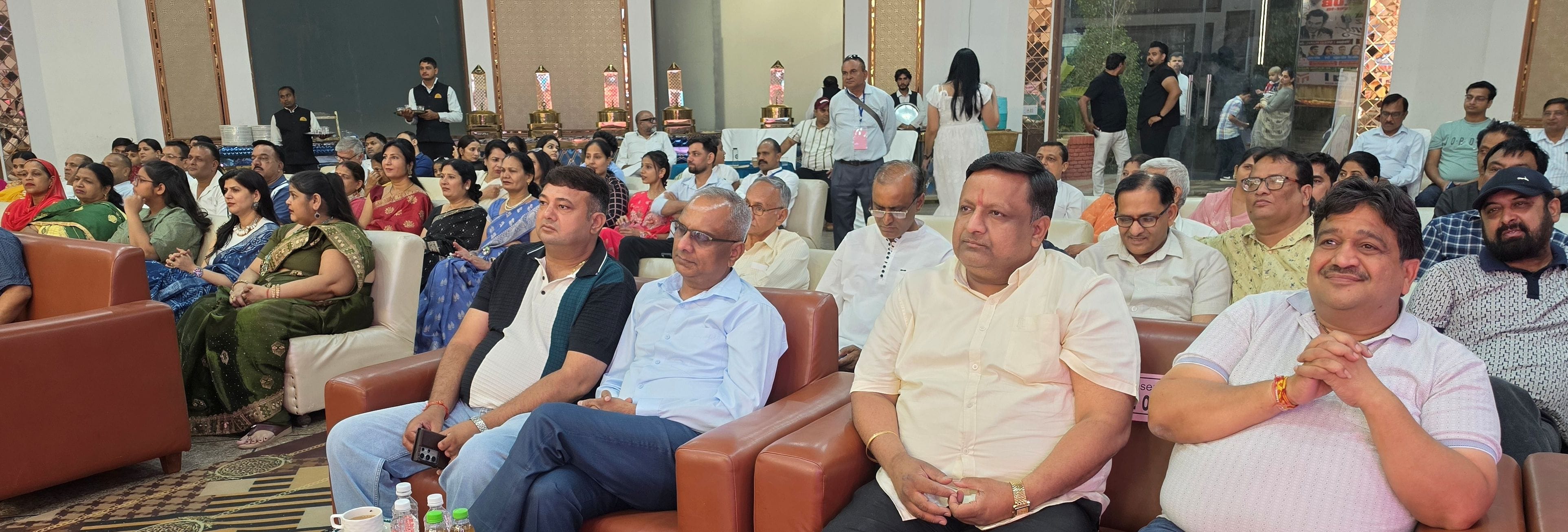 17जेएनडी19:मंच पर अतिथियों के साथ उपस्थित किशोर नाइट के गायक कलाकार। स्रोत : आयोजक 17जेएनडी19:मंच पर अतिथियों के साथ उपस्थित किशोर नाइट के गायक कलाकार। स्रोत : आयोजक