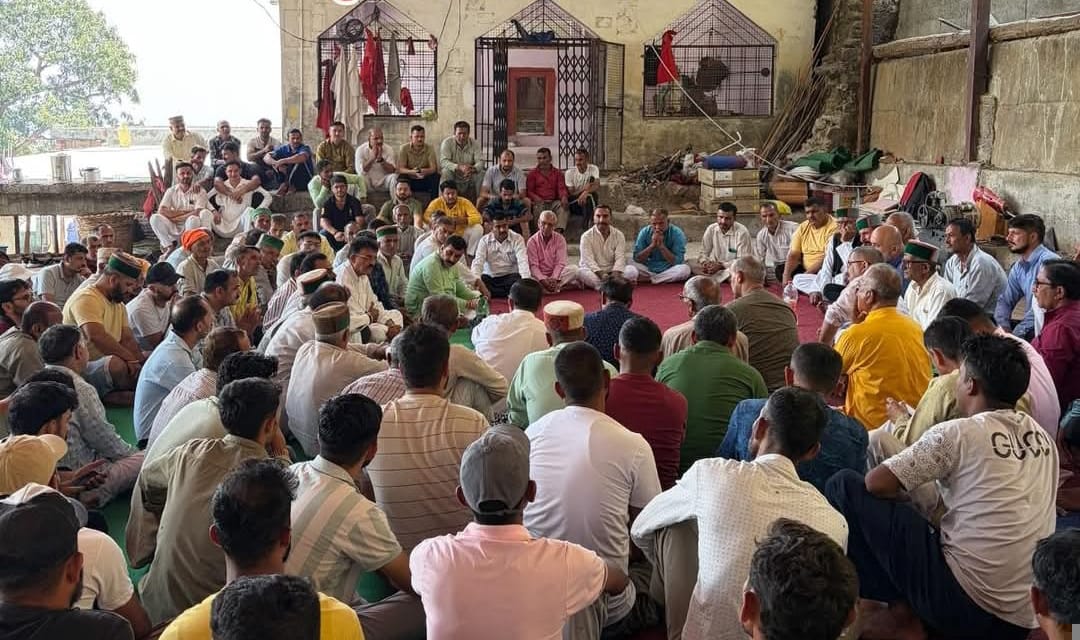 आंजभोज के धनला मंदिर में नघेता गांव की बेटियों की ओर से खाना बनाने के लिए भेंट किया गया बर्तन। 