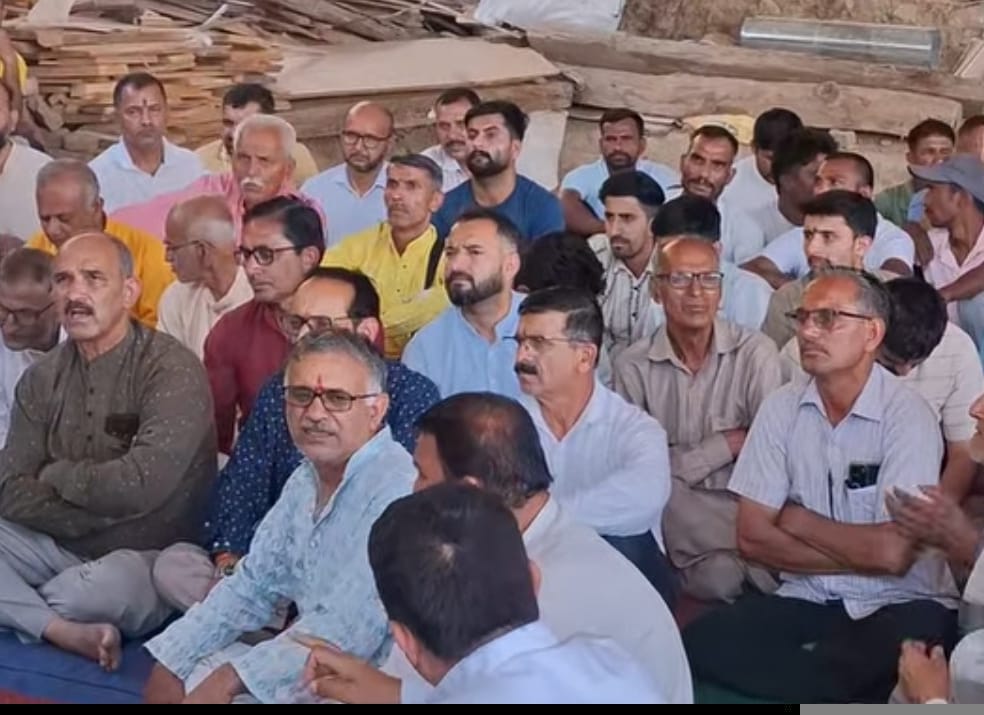आंजभोज के धनला मंदिर में नघेता गांव की बेटियों की ओर से खाना बनाने के लिए भेंट किया गया बर्तन। 