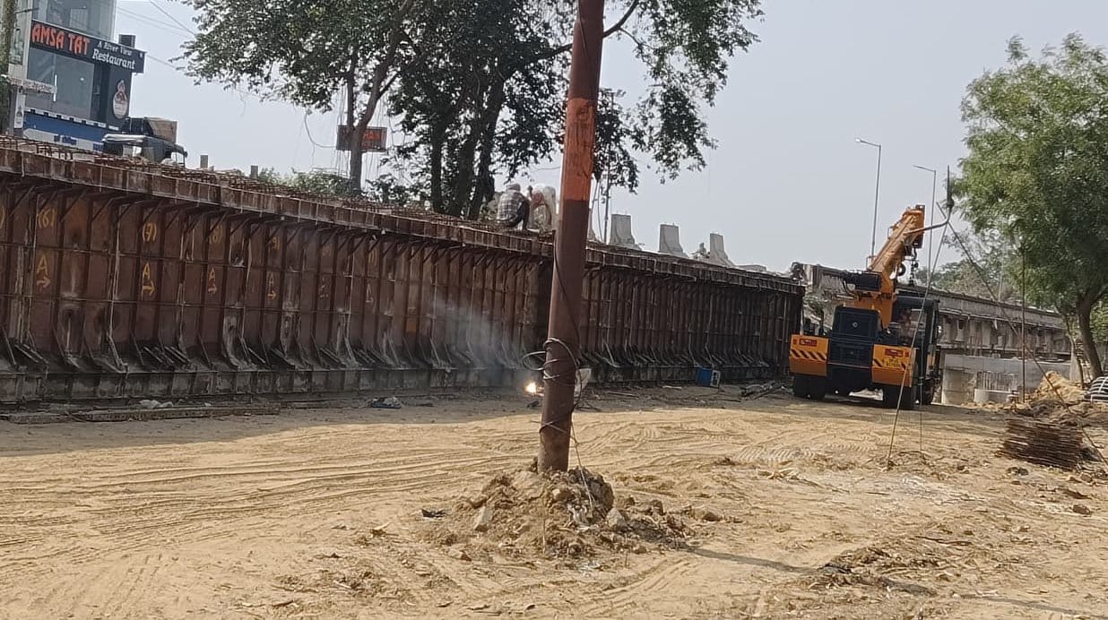 बेल्हा देवी धाम सई नदी पर बनाया गया अस्थाई रास्ता। संवाद बेल्हा देवी धाम सई नदी पर बनाया गया अस्थाई रास्ता। संवाद