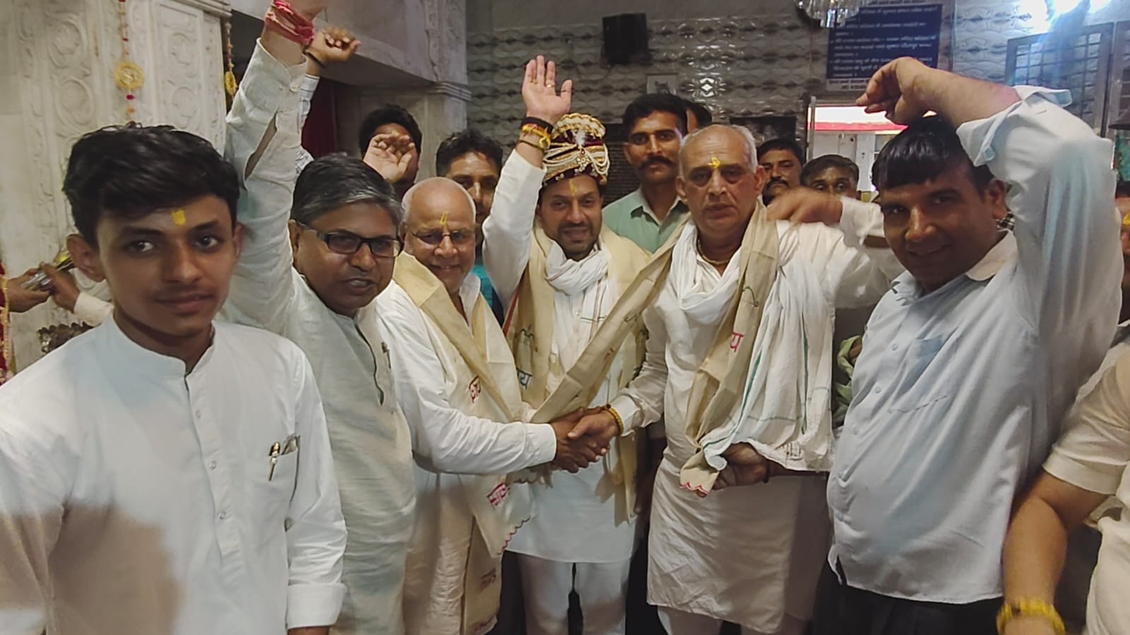 चुलकाना धाम पहुंचने पर विधायक का स्वागत करते ग्रामीण। संवाद