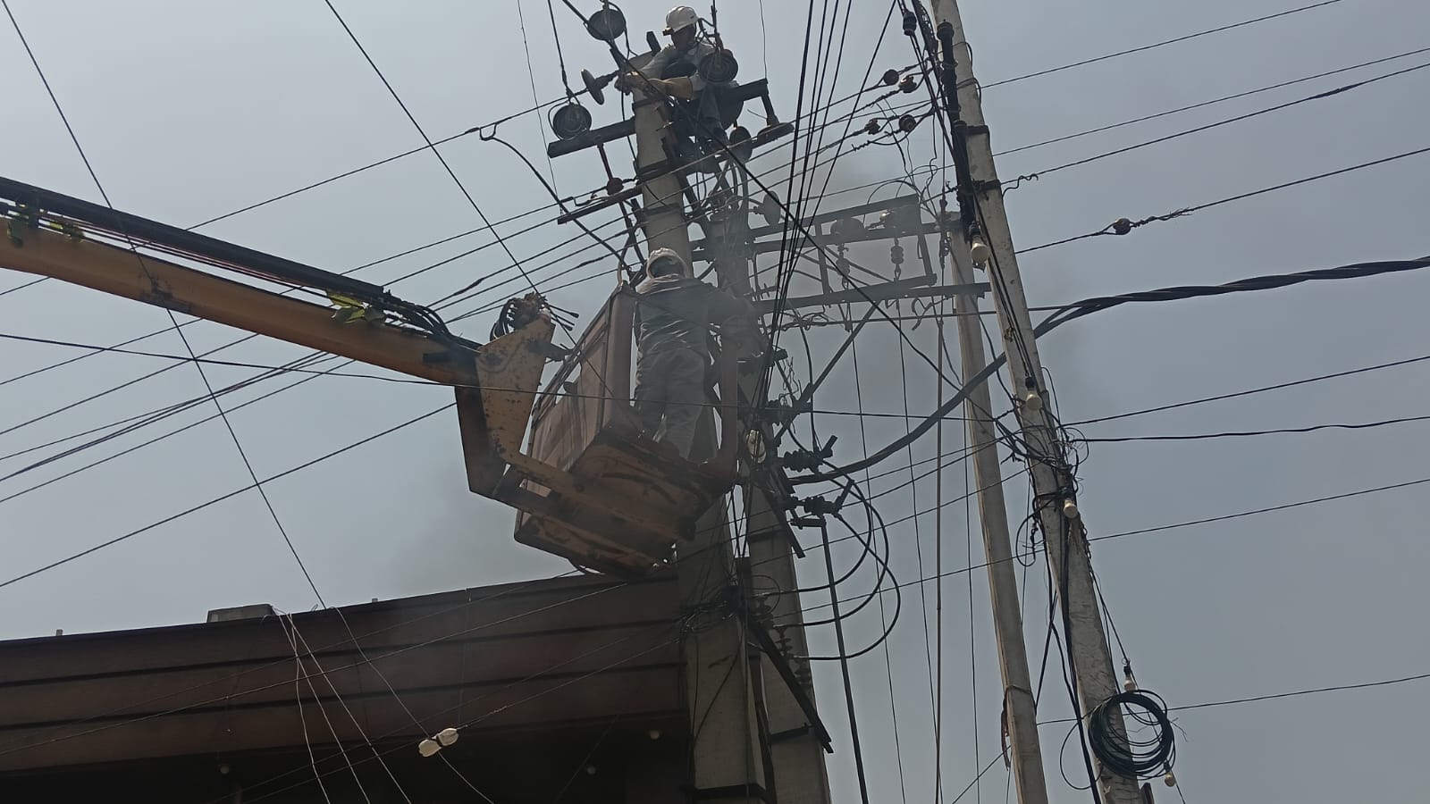चंदाना गेट पर बिजली ठीक करते हुए कर्मचारी।