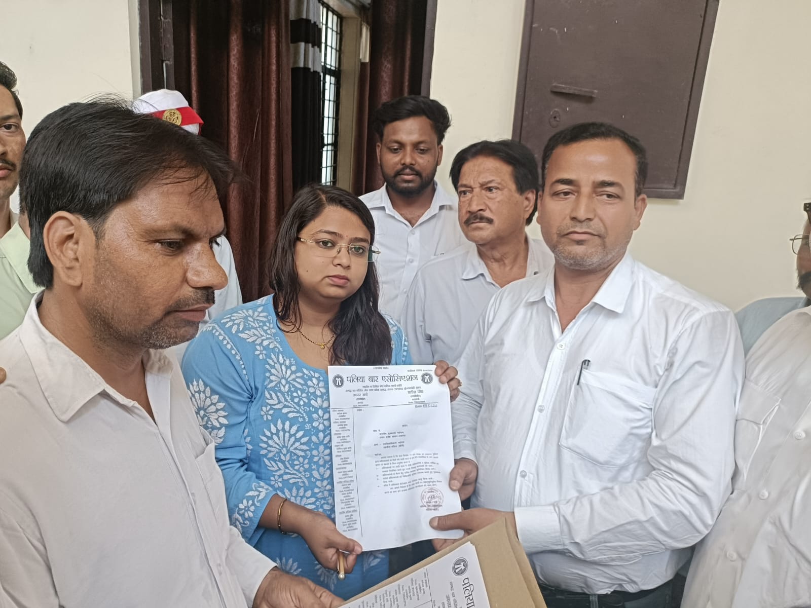 एसडीएम शशिकांत मणि को ज्ञापन सौंपते अधिवक्ता। संवाद