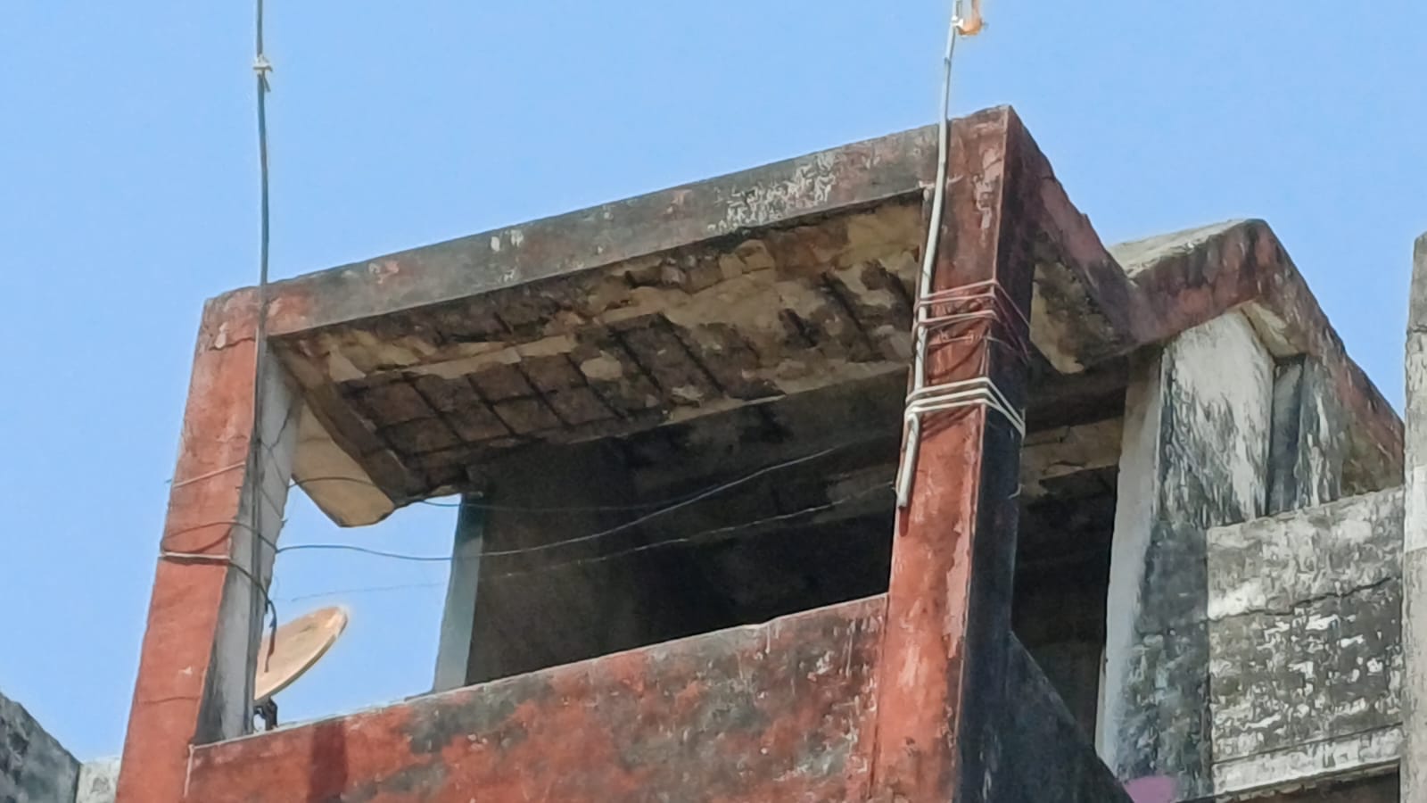 फोटो-1- कॉलोनी में फुटपाथ पर फैली गंदगी के बंद पड़ा रास्ता। संवाद