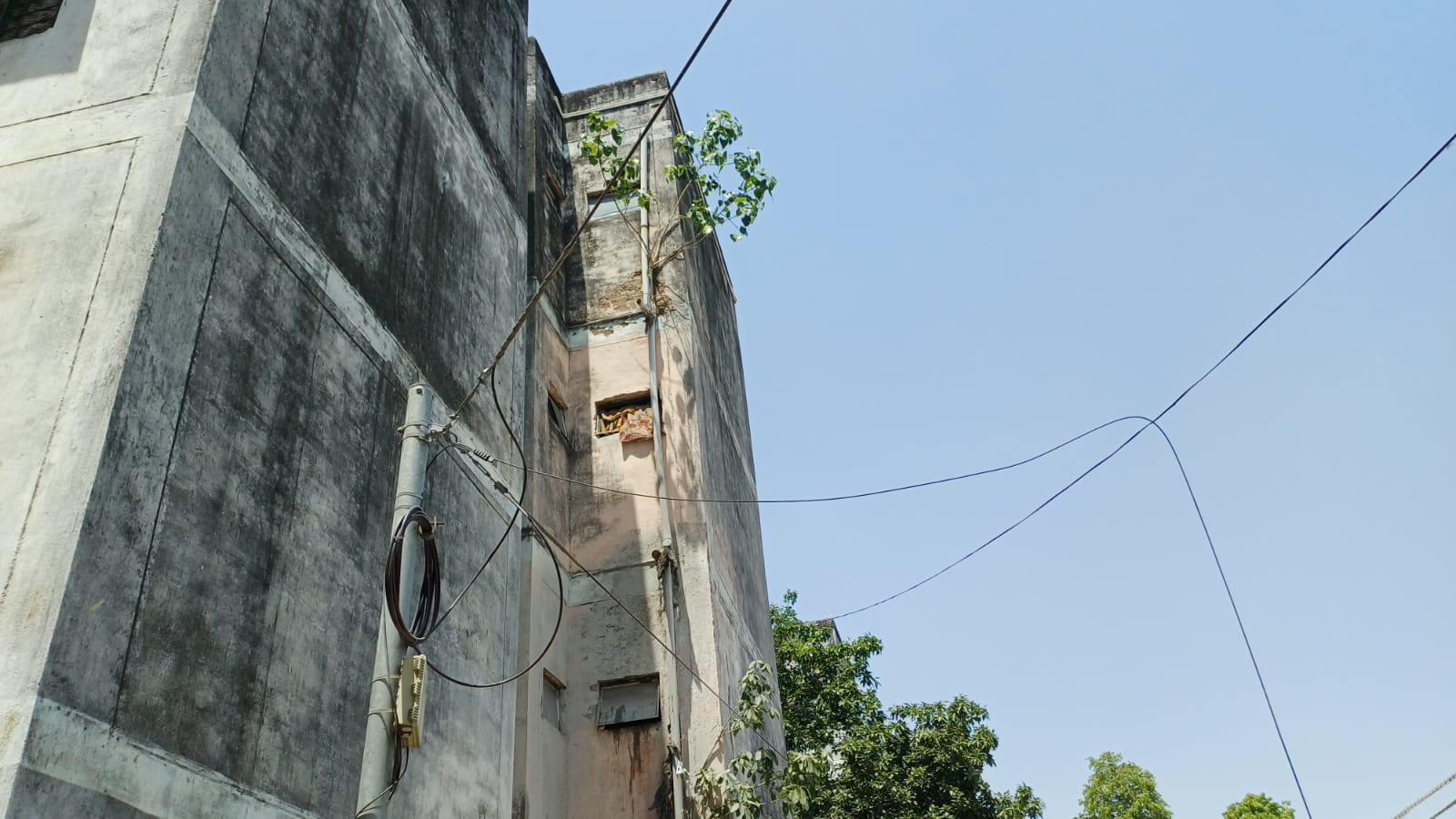फोटो-1- कॉलोनी में फुटपाथ पर फैली गंदगी के बंद पड़ा रास्ता। संवाद