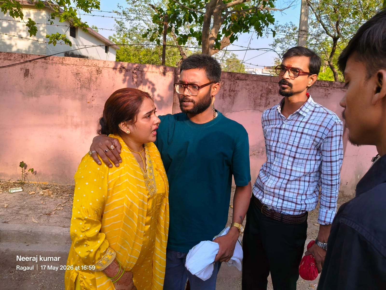 फोटो 17 एचएएमपी 34-छिरका संपर्क मार्ग के पास हादसे के बाद जुटी भीड़ और सड़क पर खड़ी क्षतिग्रस्त