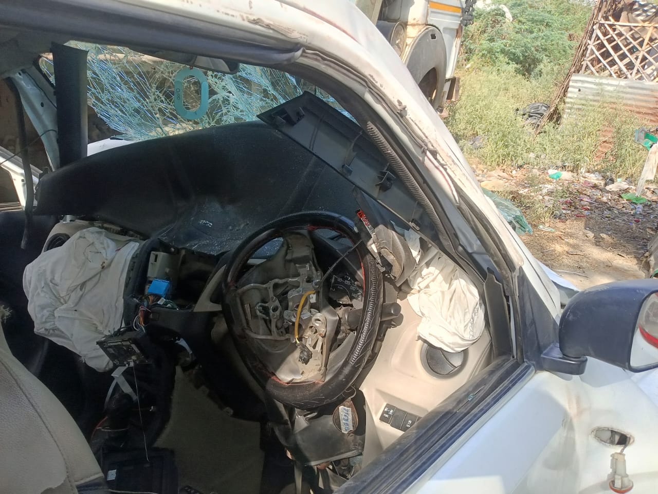 फोटो 17 एचएएमपी 34-छिरका संपर्क मार्ग के पास हादसे के बाद जुटी भीड़ और सड़क पर खड़ी क्षतिग्रस्त