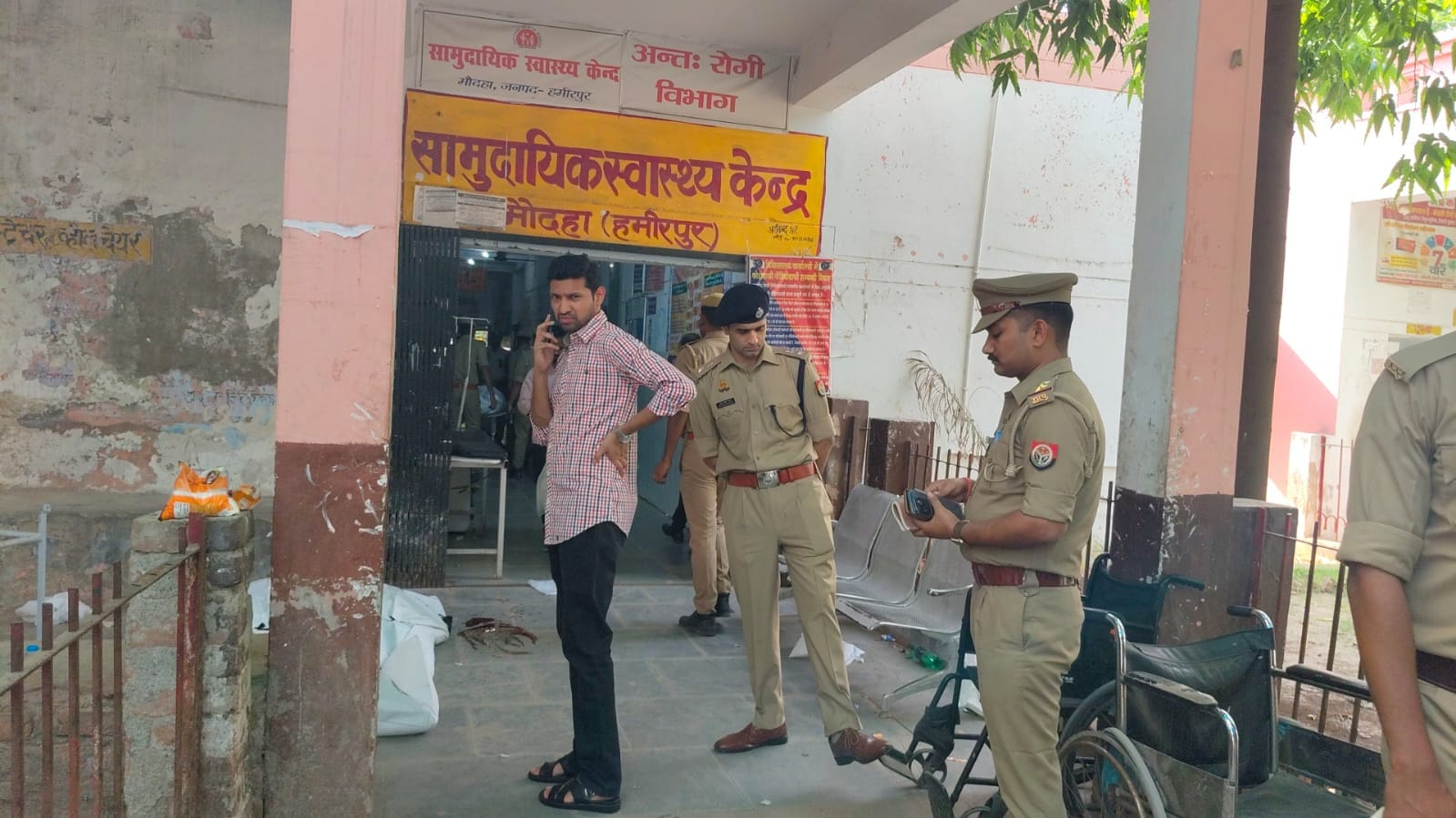 फोटो 17 एचएएमपी 34-छिरका संपर्क मार्ग के पास हादसे के बाद जुटी भीड़ और सड़क पर खड़ी क्षतिग्रस्त