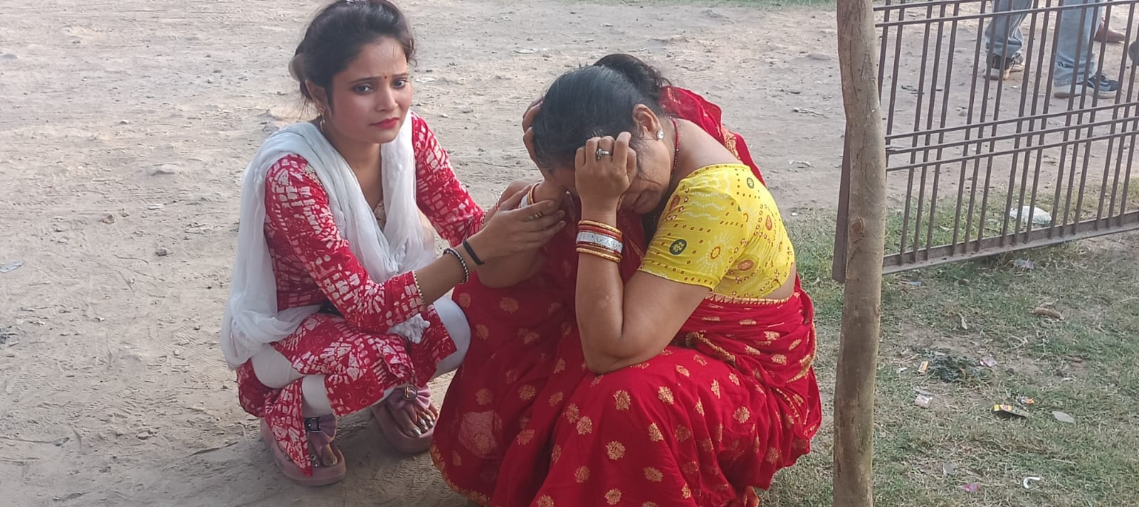 फोटो 17 एचएएमपी 34-छिरका संपर्क मार्ग के पास हादसे के बाद जुटी भीड़ और सड़क पर खड़ी क्षतिग्रस्त