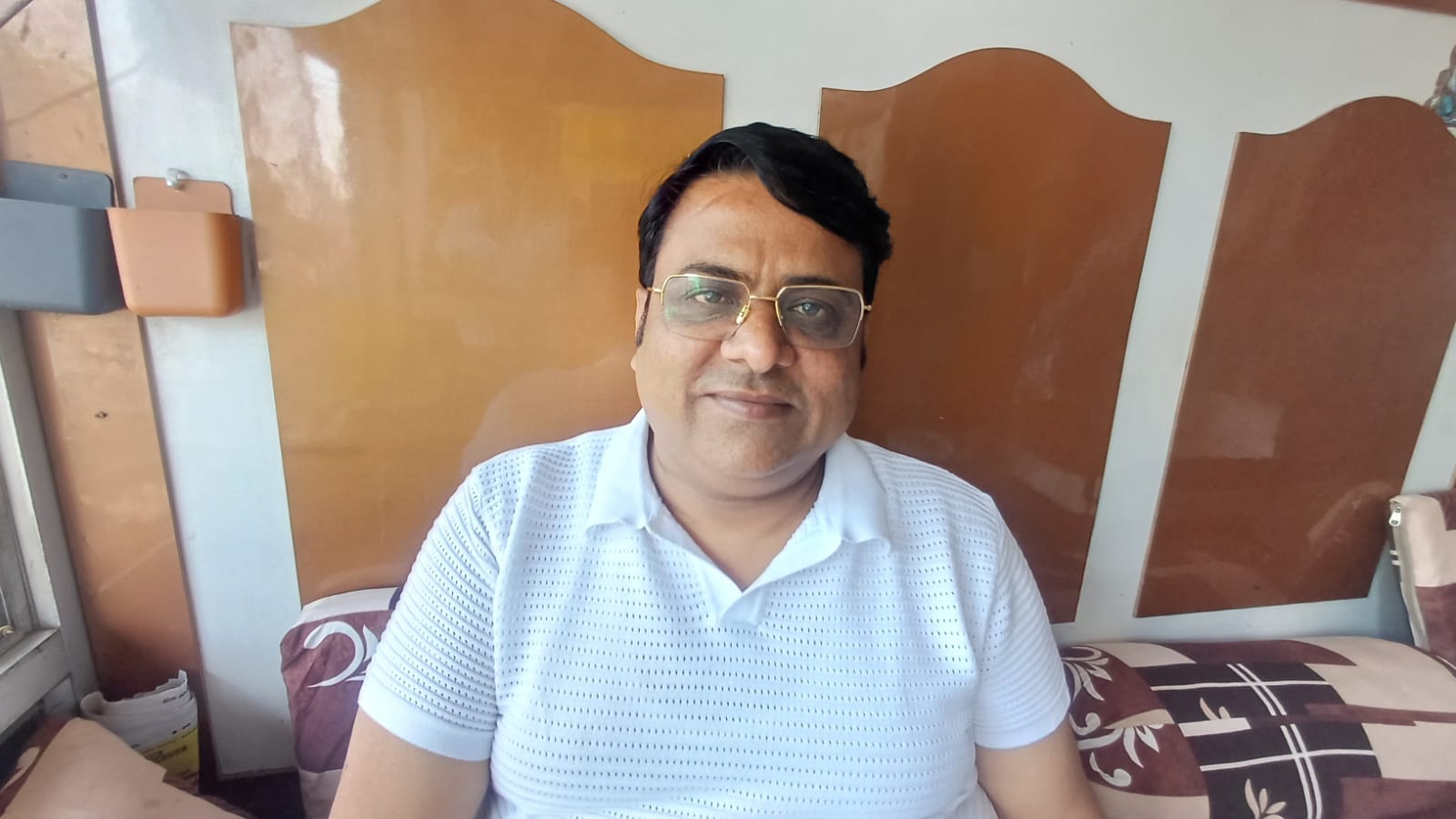 फोटो-5- दुकान पर तेल की बिक्री करता दुकानदार। संवाद फोटो-5- दुकान पर तेल की बिक्री करता दुकानदार। संवाद