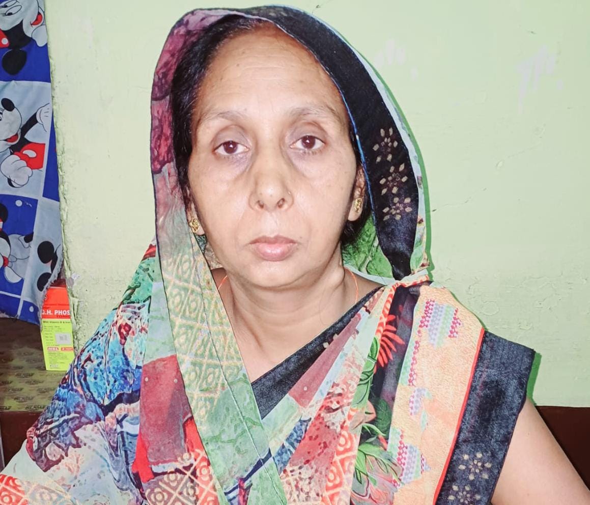 फोटो-5- दुकान पर तेल की बिक्री करता दुकानदार। संवाद फोटो-5- दुकान पर तेल की बिक्री करता दुकानदार। संवाद