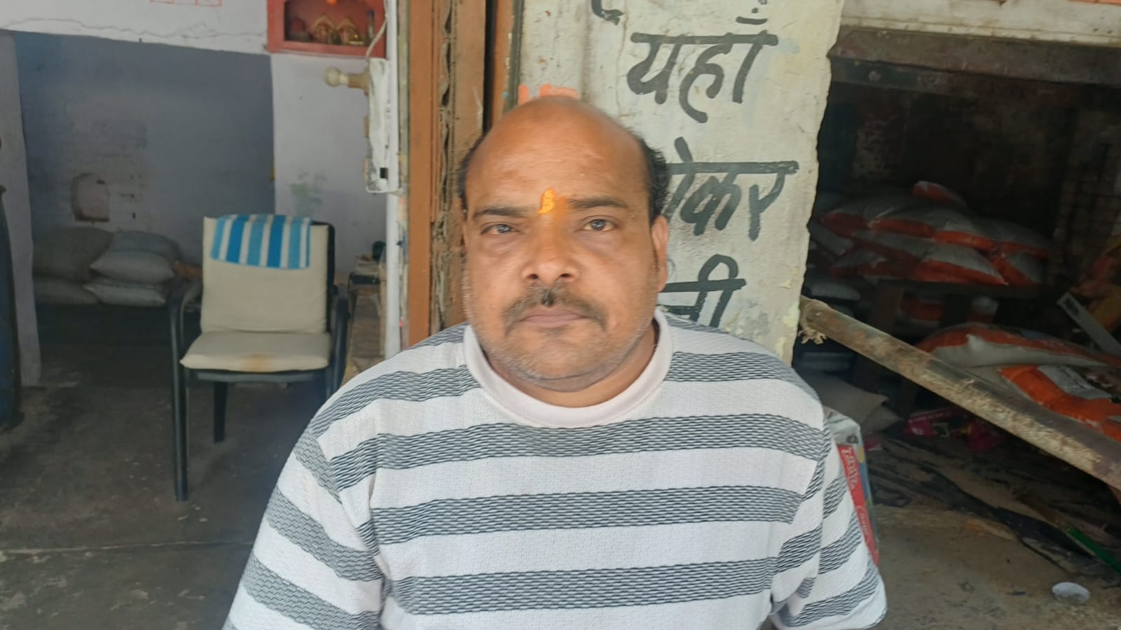 फोटो-5- दुकान पर तेल की बिक्री करता दुकानदार। संवाद फोटो-5- दुकान पर तेल की बिक्री करता दुकानदार। संवाद