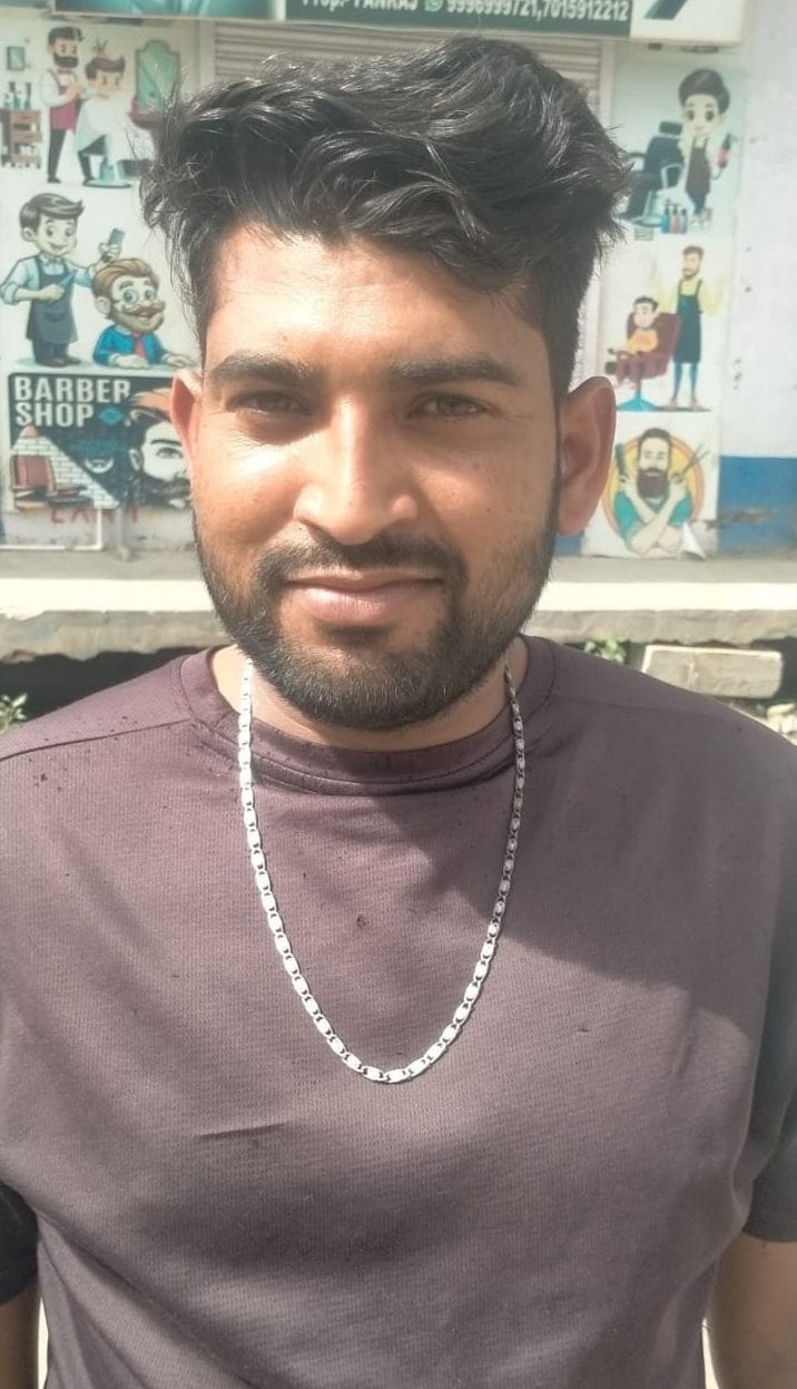 फोटो संख्या:63- मोहल्ला बास में कैपर में पानी भरते मोहल्लावासी --संवाद फोटो संख्या:63- मोहल्ला बास में कैपर में पानी भरते मोहल्लावासी --संवाद