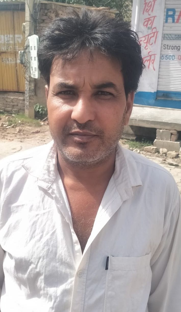 फोटो संख्या:63- मोहल्ला बास में कैपर में पानी भरते मोहल्लावासी --संवाद फोटो संख्या:63- मोहल्ला बास में कैपर में पानी भरते मोहल्लावासी --संवाद