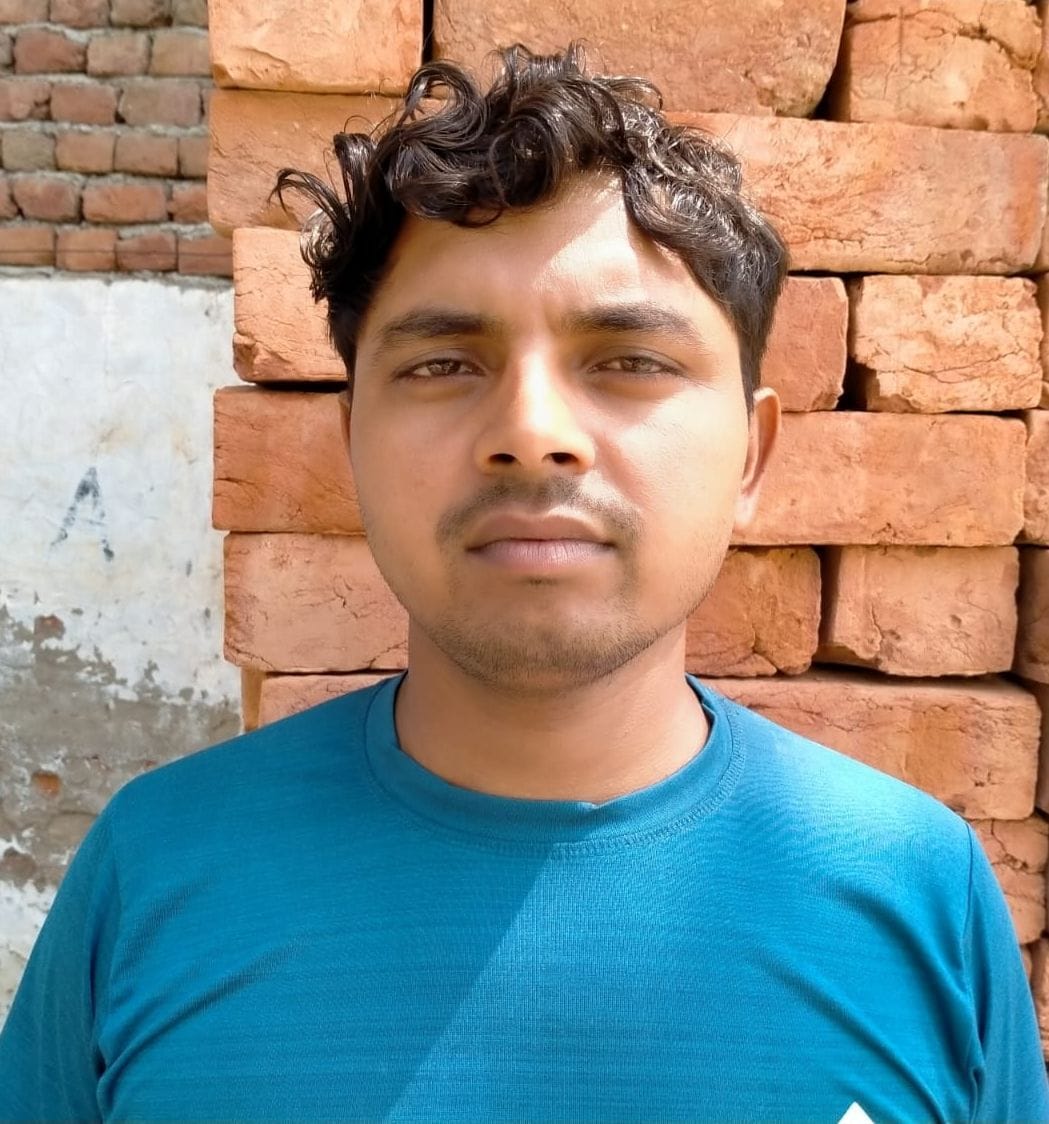 फोटो संख्या:63- मोहल्ला बास में कैपर में पानी भरते मोहल्लावासी --संवाद फोटो संख्या:63- मोहल्ला बास में कैपर में पानी भरते मोहल्लावासी --संवाद