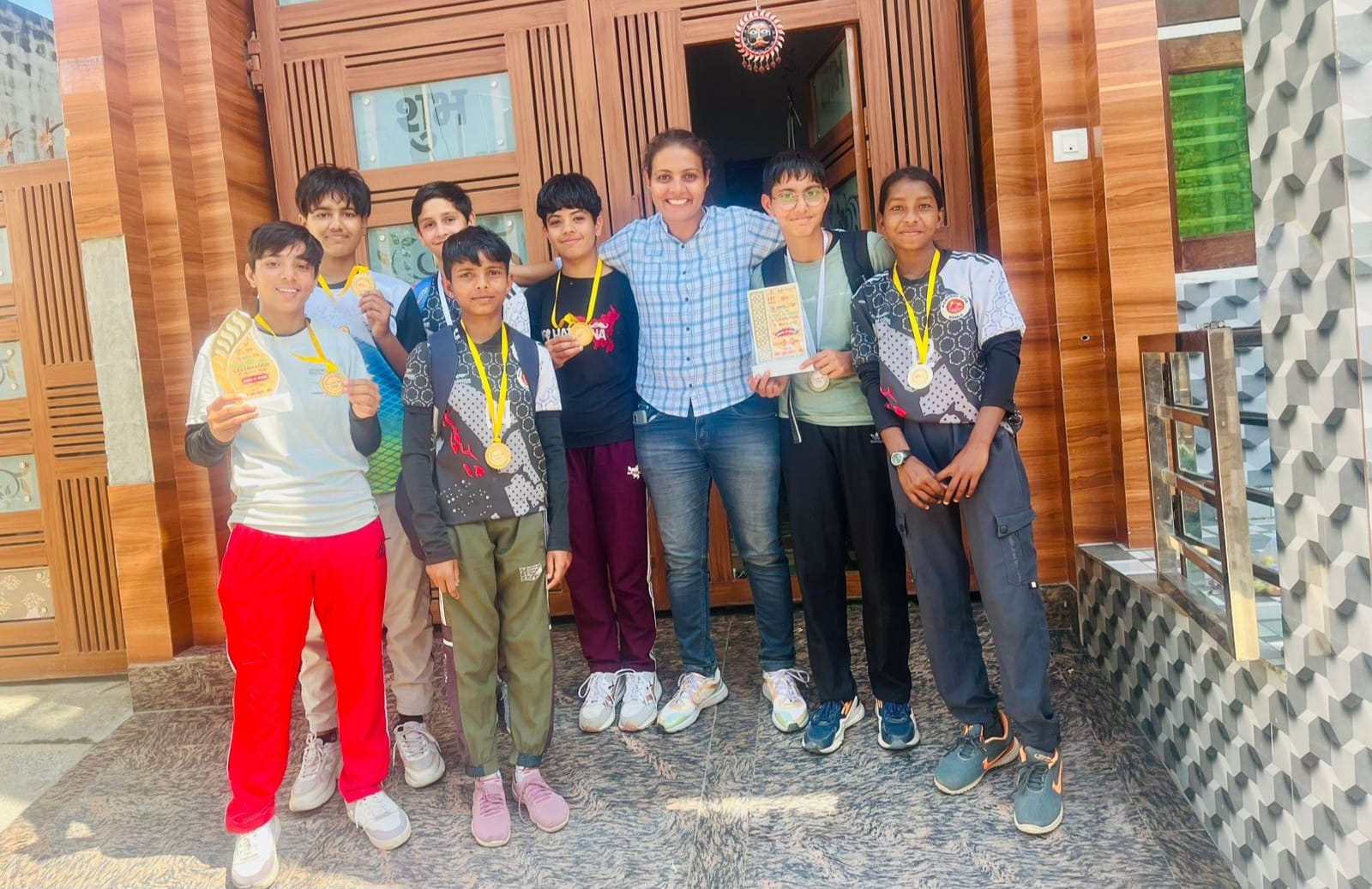 फोटो :: सोनीपत के गांव कोहला स्थित कबड्डी अकादमी में केक काटकर खुशी मनाते बच्चे व प्रशिक्षक। स
