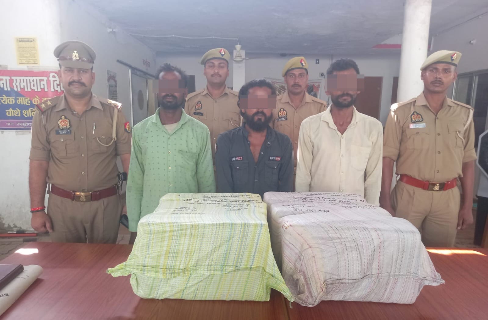 गांजा तस्करी के साथ बरामद ट्रक।स्रोत-सोशल मीडिया