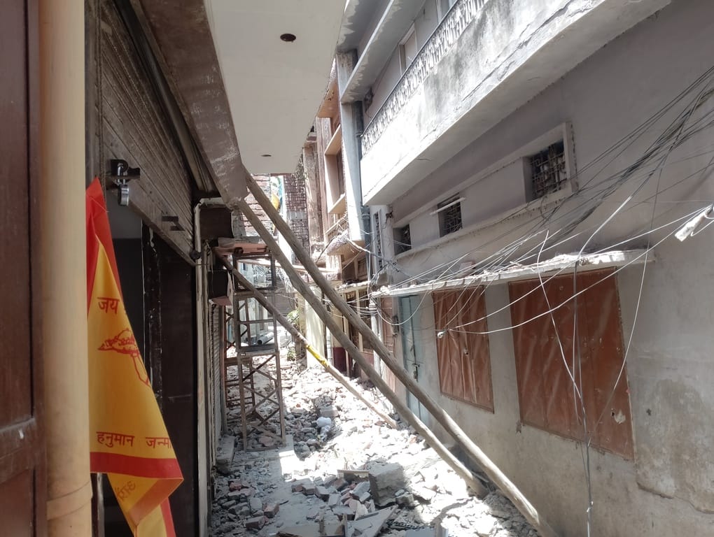 गुड़मंडी में मकानों में आई दरारों का चल रहा मरम्मत कार्य। संवाद गुड़मंडी में मकानों में आई दरारों का चल रहा मरम्मत कार्य। संवाद