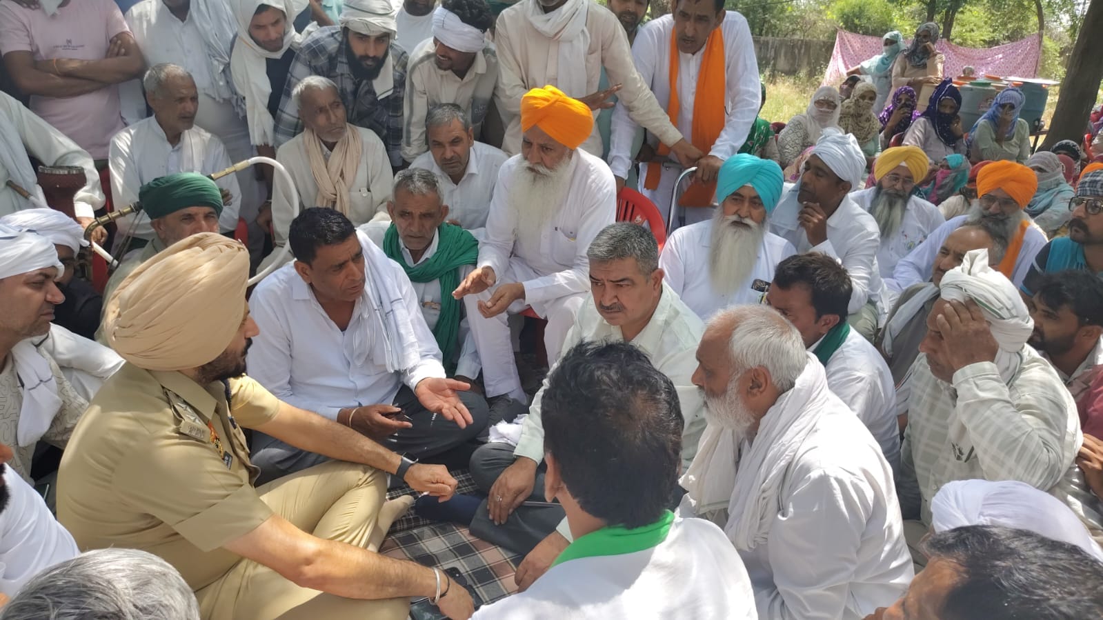 ग्रामीणों से बातचीत करते हुए एसडीएम संजय कुमार व अन्य किसान नेता। ग्रामीणों से बातचीत करते हुए एसडीएम संजय कुमार व अन्य किसान नेता।
