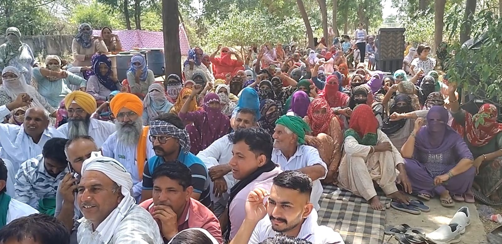 ग्रामीणों से बातचीत करते हुए एसडीएम संजय कुमार व अन्य किसान नेता। ग्रामीणों से बातचीत करते हुए एसडीएम संजय कुमार व अन्य किसान नेता।