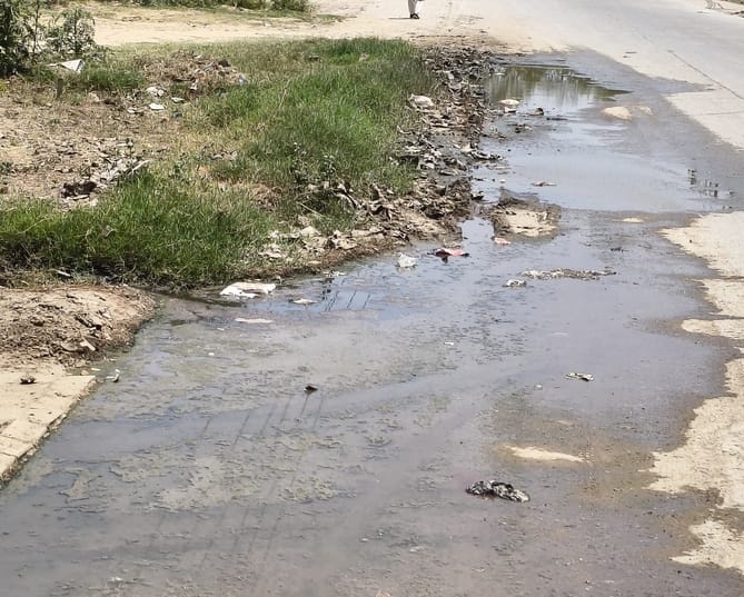 गांव में पसरा गंदगी। संवाद