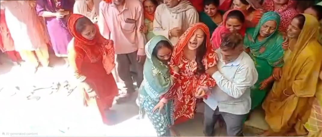 गांव नौहंगी के सेना में सेवारत जवान अभिषेक ठाकुर को अंतिम विदाई के दौरान सलामी देते जवान। स्रोत