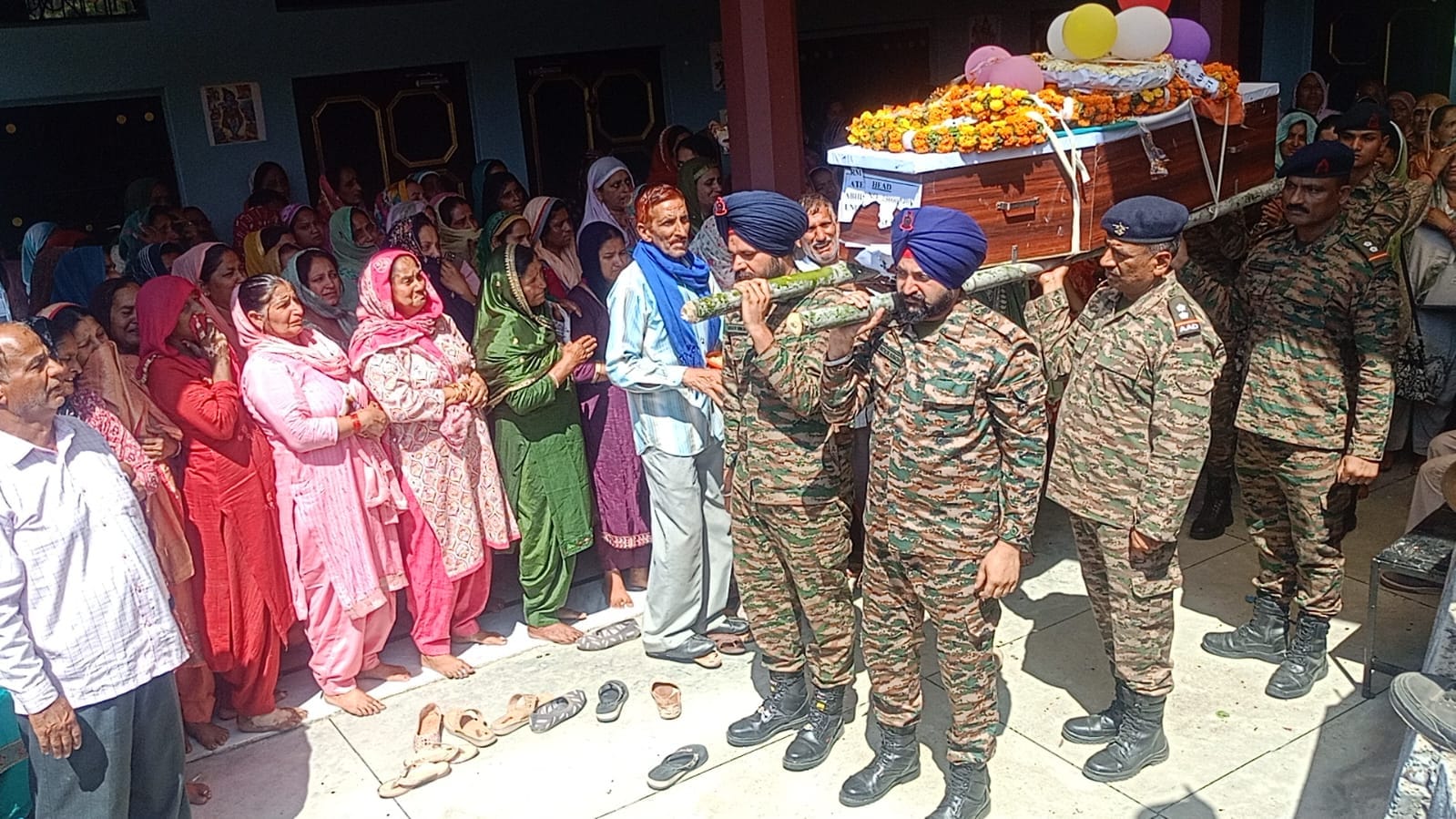 गांव नौहंगी के सेना में सेवारत जवान अभिषेक ठाकुर को अंतिम विदाई के दौरान सलामी देते जवान। स्रोत