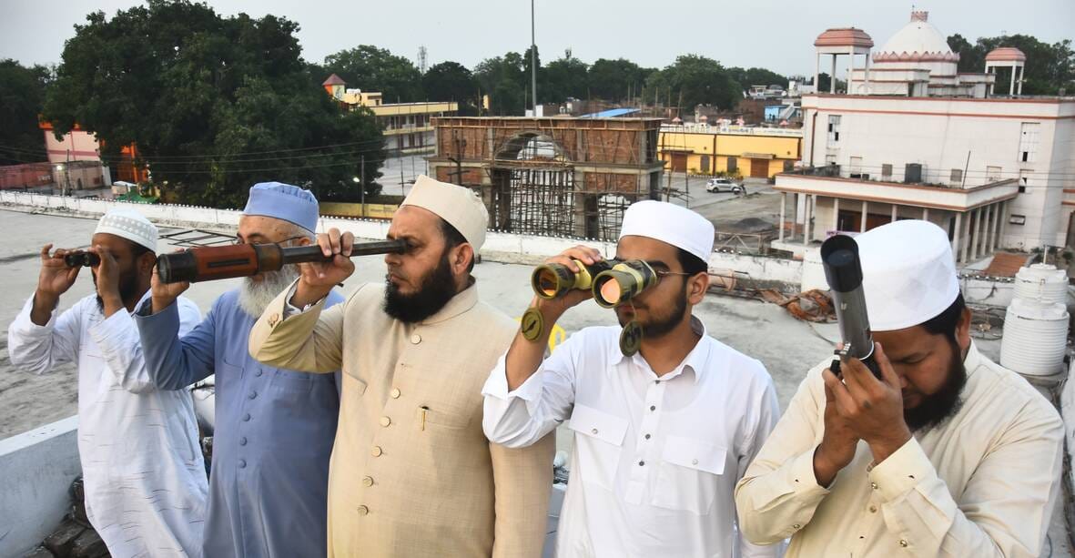 ईदगाह ऐशबाग में चांद देखने की कोशिश करते मौलाना। -संवाद ईदगाह ऐशबाग में चांद देखने की कोशिश करते मौलाना। -संवाद
