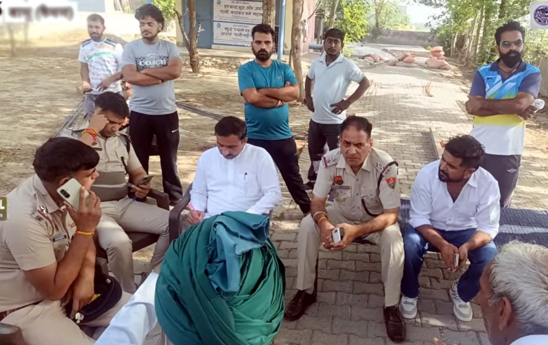 जानकारी देते ग्राम सरपंच दिनेश व जिला पार्षद दीप बालू