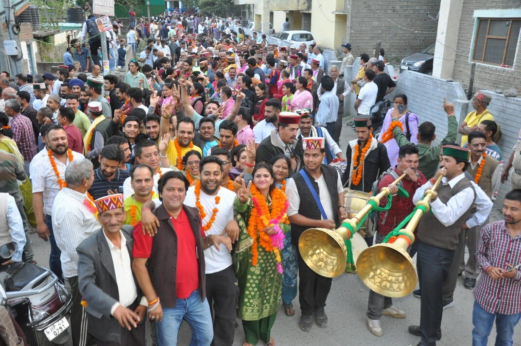 कुल्लू में नगर परिषद मतदान केंद्र के बाहर लगी लंबी लाइन।-संवाद कुल्लू में नगर परिषद मतदान केंद्र के बाहर लगी लंबी लाइन।-संवाद