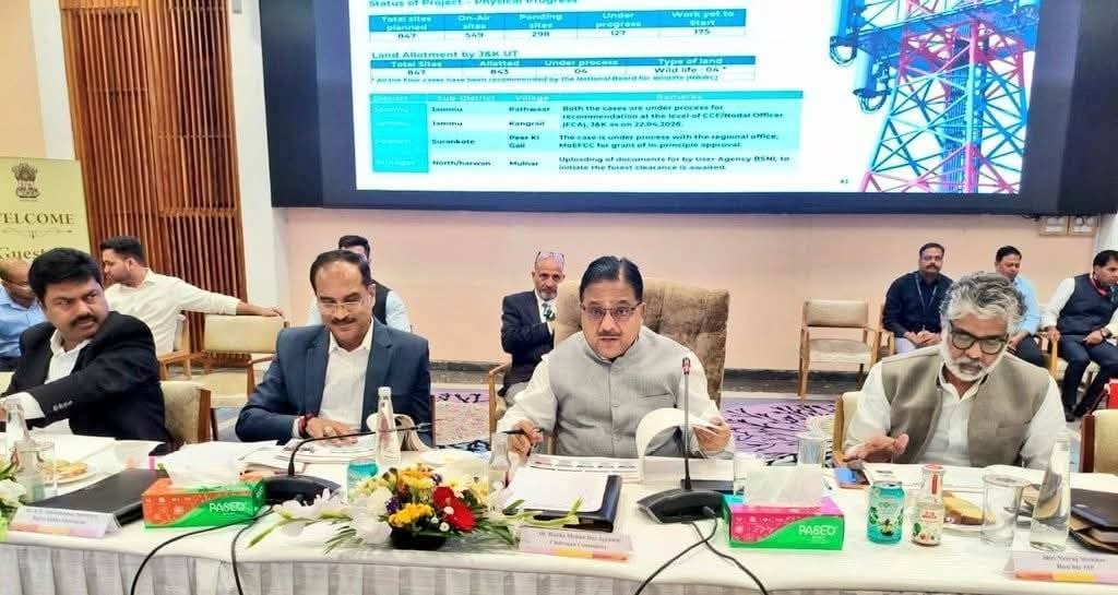 कारगिल दौरे के दौरान सैन्य कर्मियों से मुलाकात करते समिति के अध्यक्ष डॉ. राधा मोहन दास अग्रवाल।