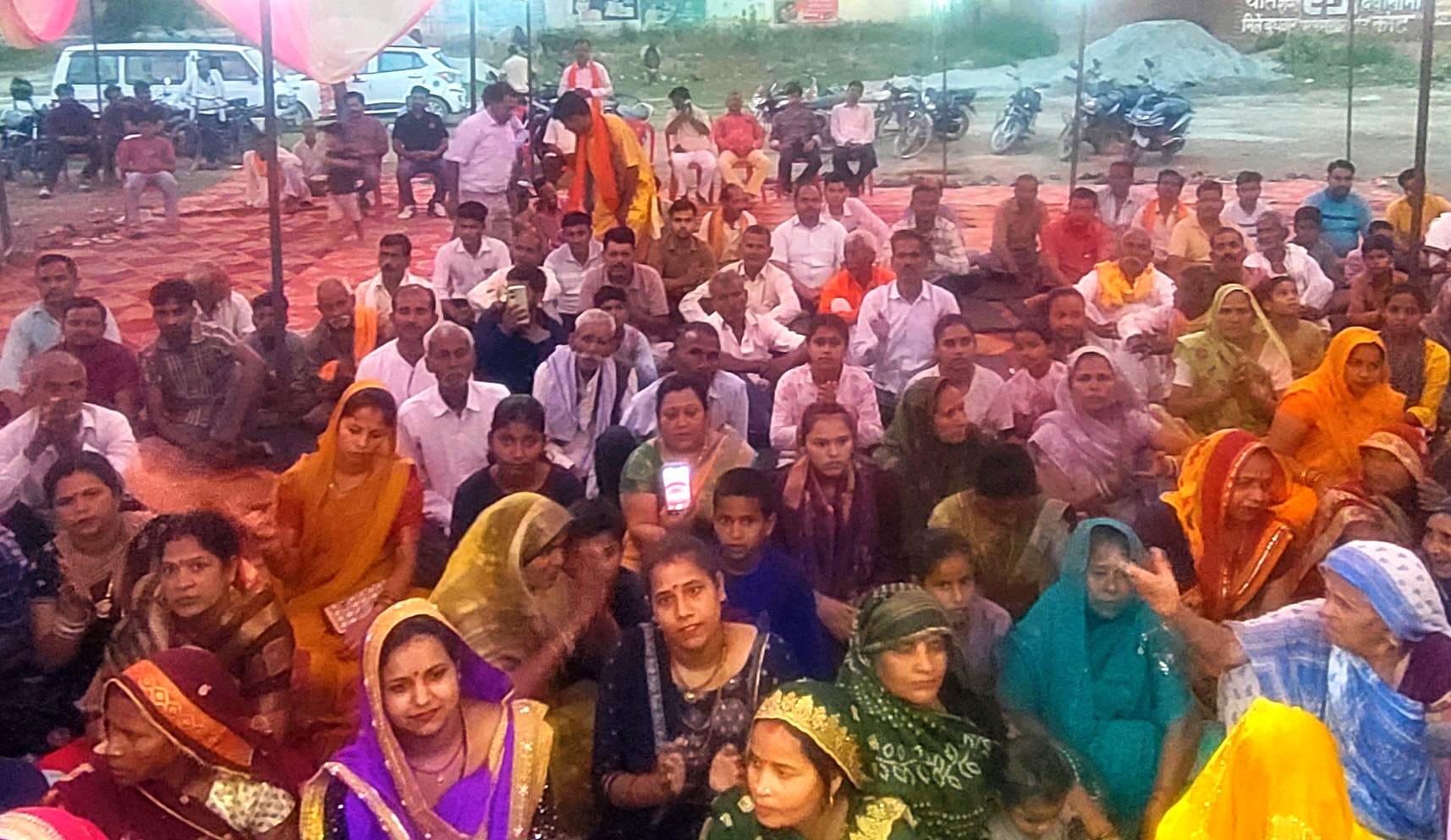 कुर्रिया कलां के ग्राम पल्हौरा के प्राचीन देवी मंदिर पर हवन-पूजन करते श्रद्धालु। संवाद कुर्रिया कलां के ग्राम पल्हौरा के प्राचीन देवी मंदिर पर हवन-पूजन करते श्रद्धालु। संवाद