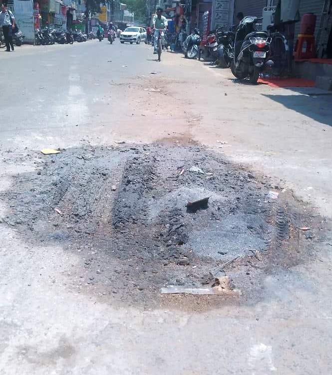 कटिया टोला स्थित निशात सिनेमा के पास हुआ गड्ढा। संवाद
