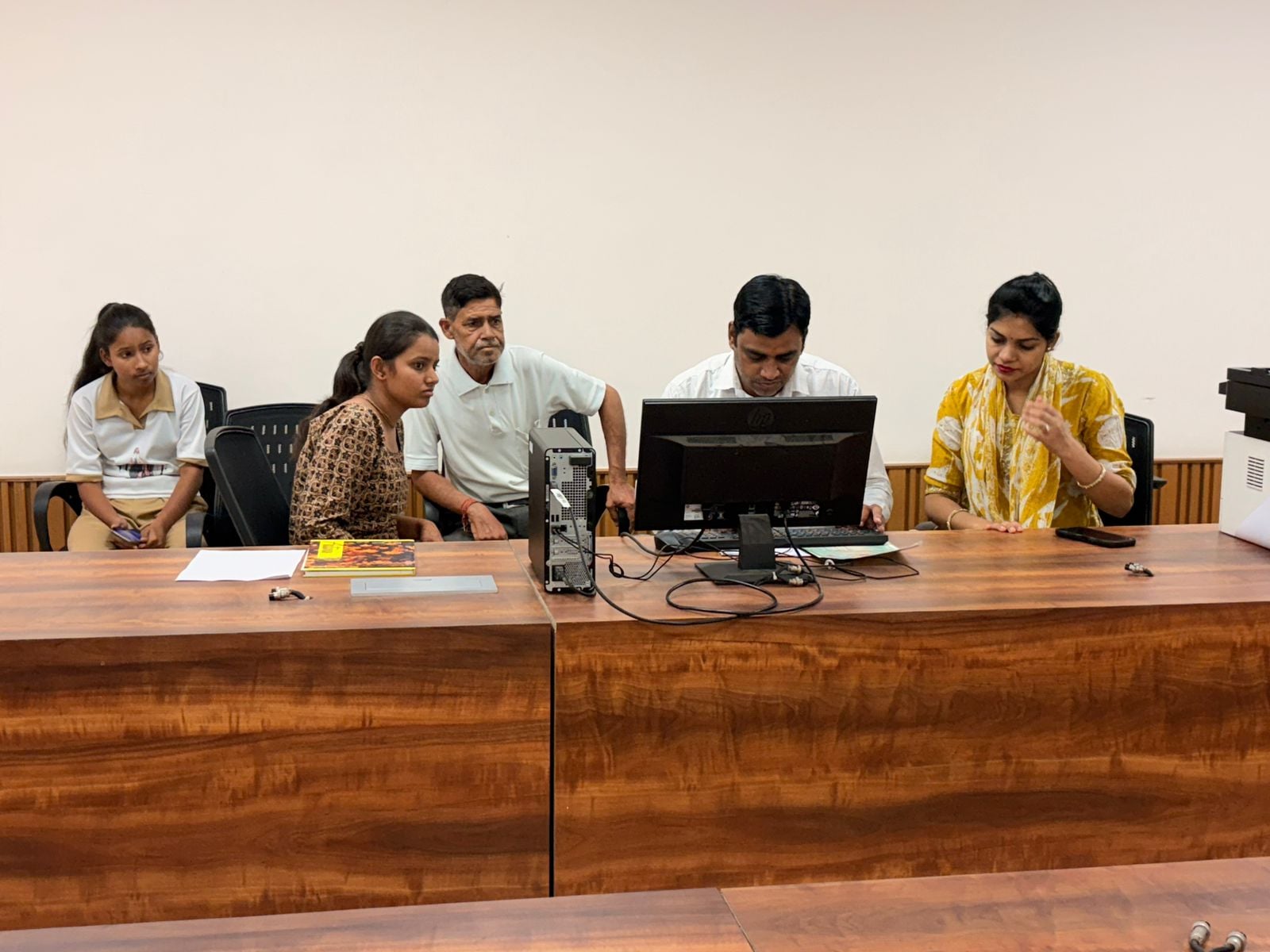 कैथल के आरकेएसडी कॉलेज में दाखिला प्रक्रिया के दौरान मौजूद विद्यार्थी। संवाद