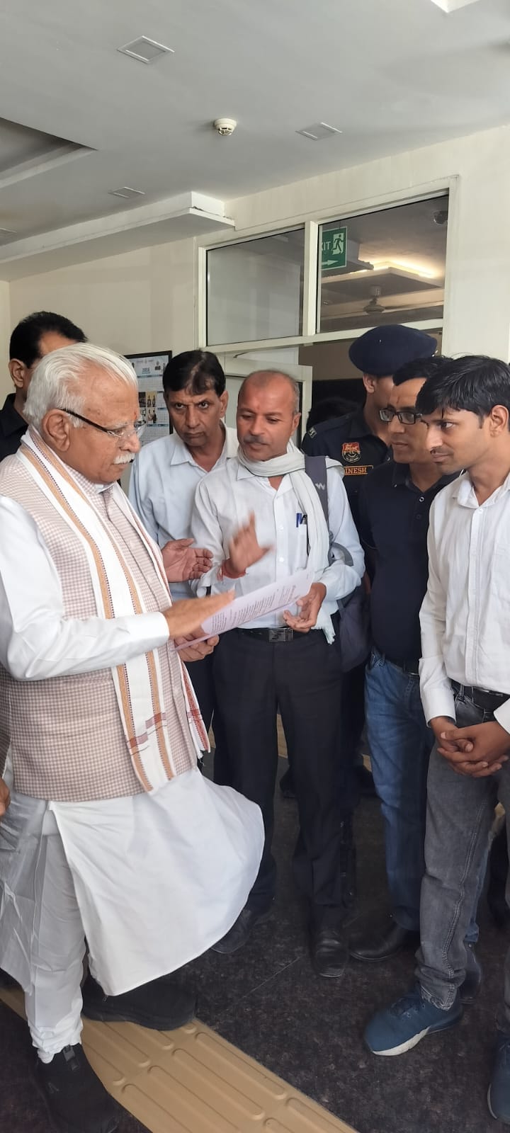 केंद्रीय मंत्री मनोहर लाल को ज्ञापन सौंपते प्रांत सचिव प्रमोद कुमार व अन्य। स्रोत : इकाई केंद्रीय मंत्री मनोहर लाल को ज्ञापन सौंपते प्रांत सचिव प्रमोद कुमार व अन्य। स्रोत : इकाई