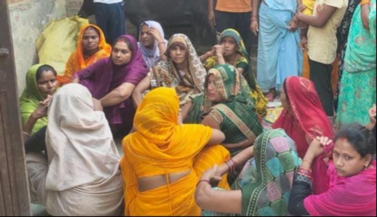 कौड़िया के रामापुर गांव में शव मिलने के बाद जांच करती पुलिस, करनैलगंज के कुम्हरगढ़ी में रोते-बि कौड़िया के रामापुर गांव में शव मिलने के बाद जांच करती पुलिस, करनैलगंज के कुम्हरगढ़ी में रोते-बि